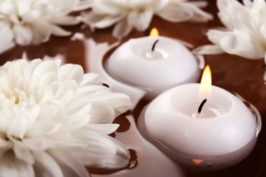 Çiçekler ve mumlar, closeup ile spa su kase