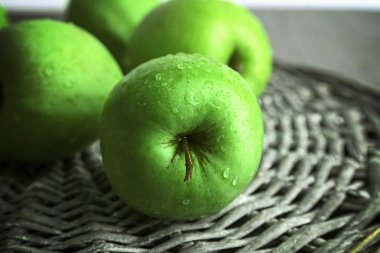 Hasır mat, tatlı yeşil elma