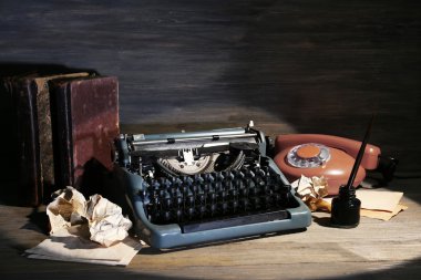 ahşap arka plan üzerinde Retro daktilo