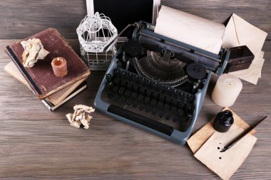 ahşap arka plan üzerinde Retro daktilo