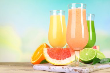 Taze yaz kokteylleri ile meyve parlak arka plan bulanık üzerinde ahşap masa üzerinde