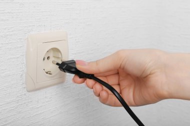 Fişi elektrik prizine koyarak el