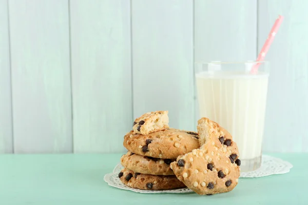 Chutné cookies a sklenice mléka — Stock fotografie