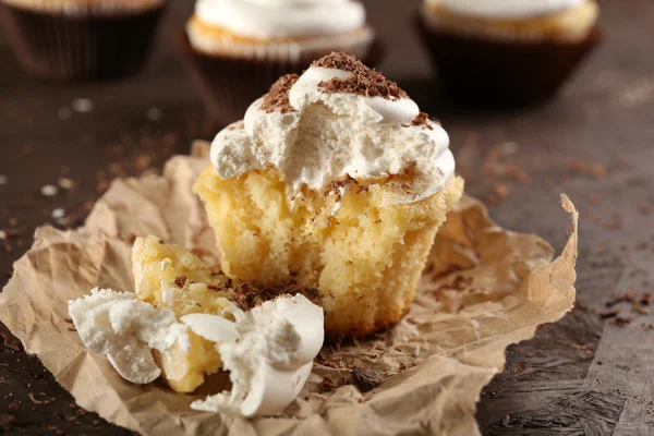 Leckere Cupcakes auf dem Tisch aus nächster Nähe — Stockfoto