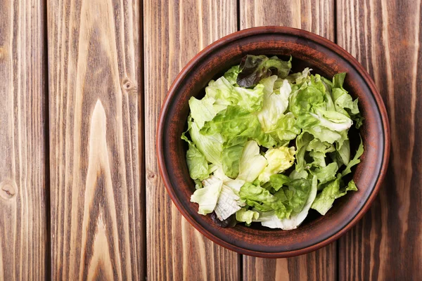 Saláta tál fából készült háttér — Stock Fotó