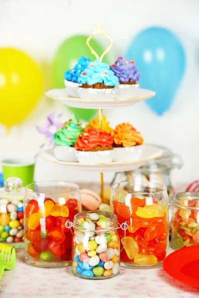 Mesa de aniversário preparada com doces para festa de crianças — Fotografia de Stock