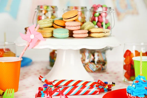 Mesa de cumpleaños preparada con dulces para fiestas infantiles — Foto de Stock