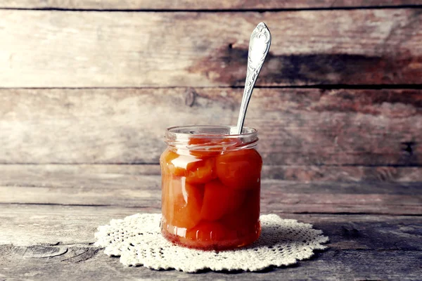 Frasco de engarrafamento saboroso em fundo de madeira — Fotografia de Stock