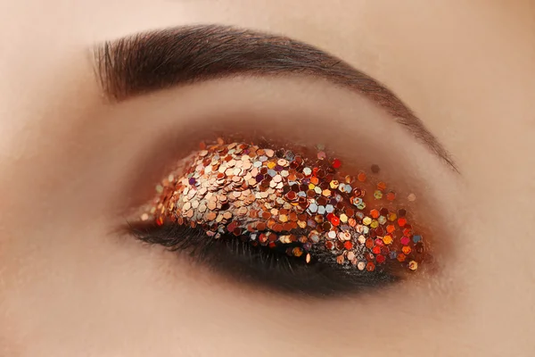 Kvinnliga ögat med fancy glitter makeup, makro Visa — Stockfoto