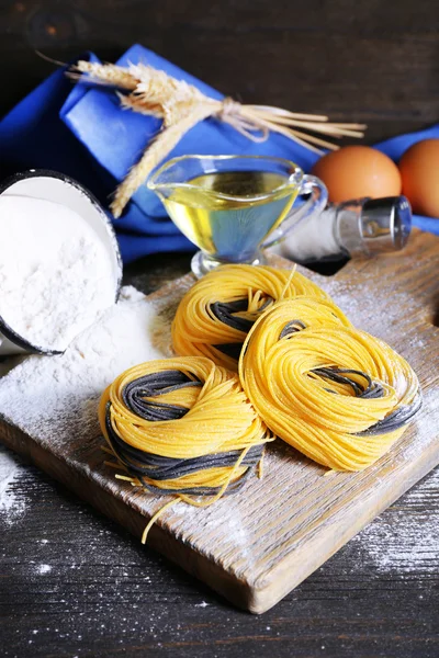 Still life of preparing pasta on rustic wooden background — Stock Photo, Image