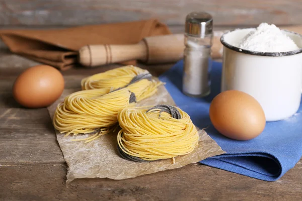 Still life of preparing pasta on rustic wooden background — Stock Photo, Image