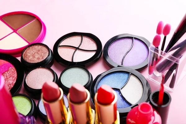 Készlet, dekoratív kozmetikumok könnyű színes háttérrel — Stock Fotó