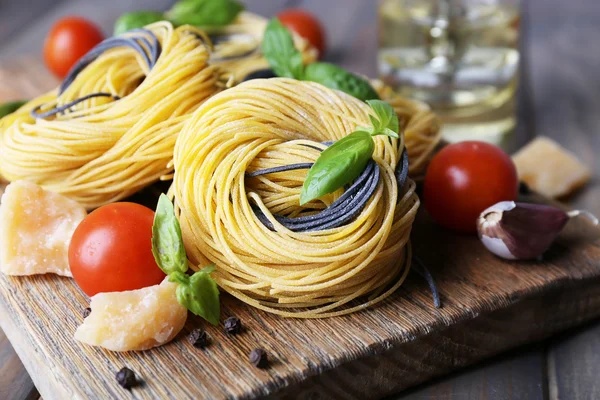 Pastas crudas con queso y verduras sobre fondo de madera —  Fotos de Stock