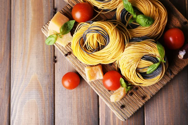 Ruwe pasta met kaas en groenten op houten achtergrond — Stockfoto