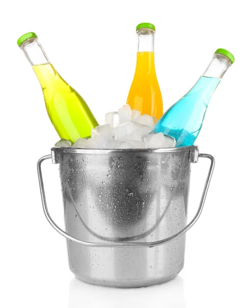 Flaschen leckeres Getränk in Metalleimer mit Eis isoliert auf weiß — Stockfoto