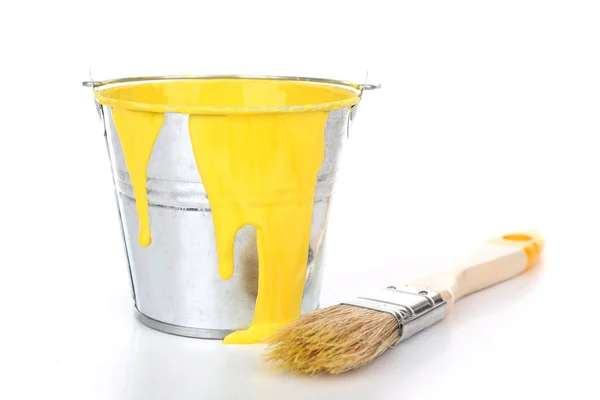Eimer mit gelber Farbe mit Pinsel isoliert auf weiß — Stockfoto