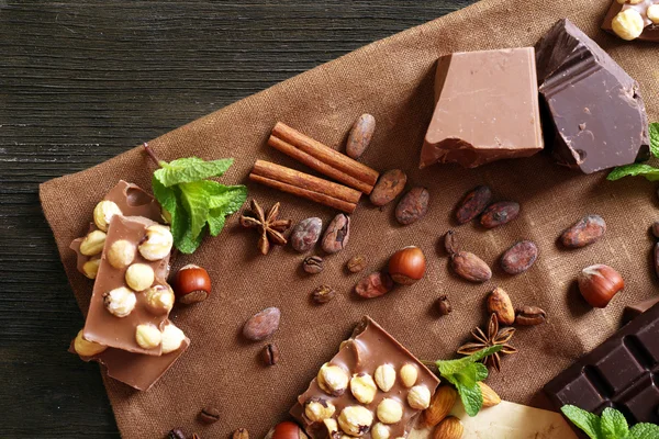 Chocolate con menta, especias y granos de café en la mesa, primer plano —  Fotos de Stock