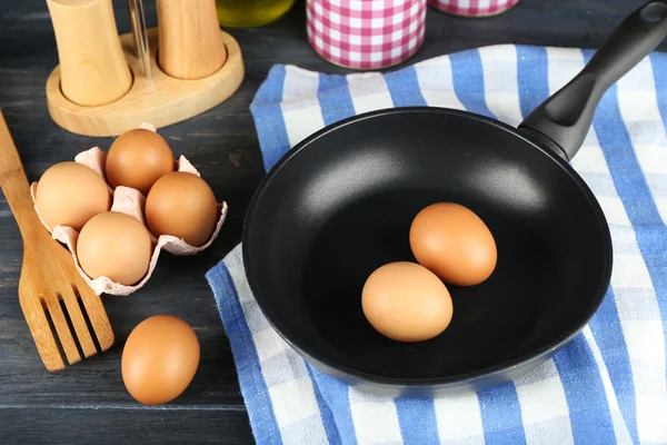 Натюрморт с яйцами и сковородкой — стоковое фото