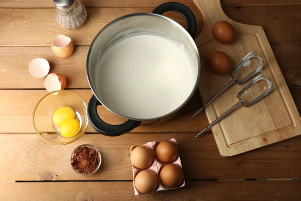 Крем для приготовления яиц на деревянном фоне — стоковое фото