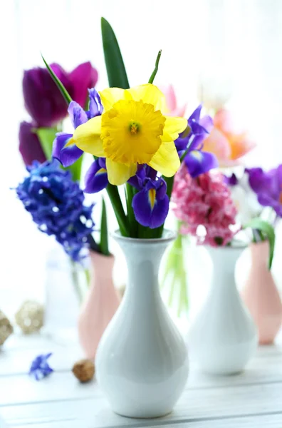 Bellissimi mazzi di fiori primaverili su sfondo davanzale — Foto Stock