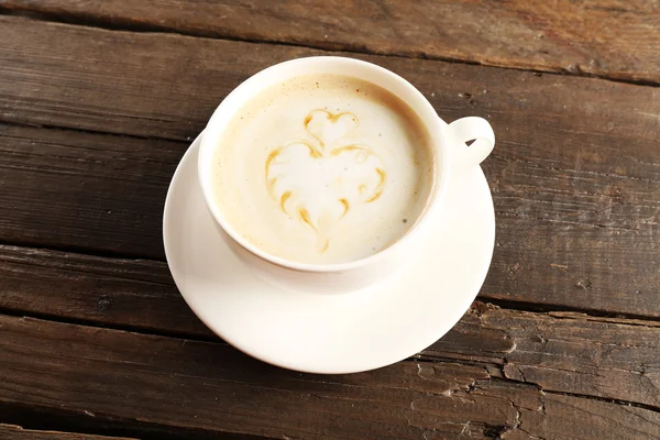 Tazza di caffè latte art su sfondo di legno — Foto Stock