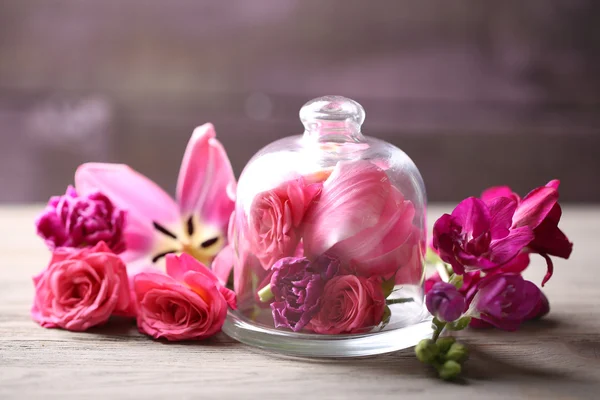 Piękną kompozycję z kwiatów na szarym tle — Zdjęcie stockowe