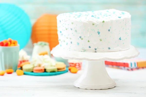 カラフルな背景に飾られたバースデー ケーキ — ストック写真