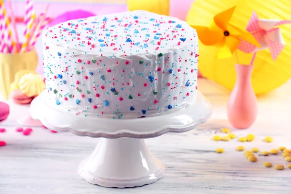 Bolo de aniversário decorado no fundo colorido — Fotografia de Stock