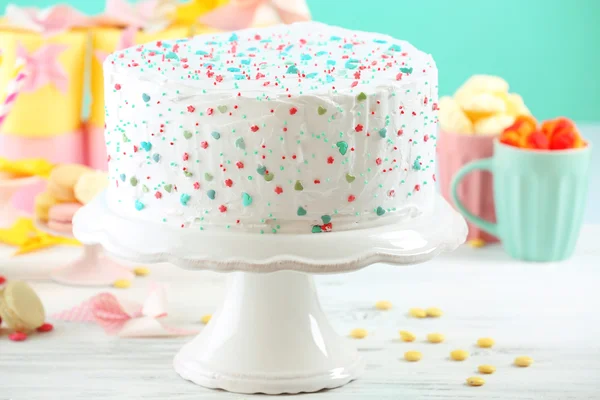 Bolo de aniversário decorado no fundo colorido — Fotografia de Stock