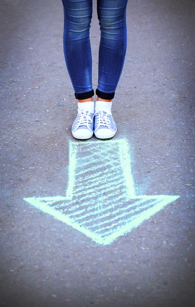 Piedi femminili e freccia di disegno — Foto Stock