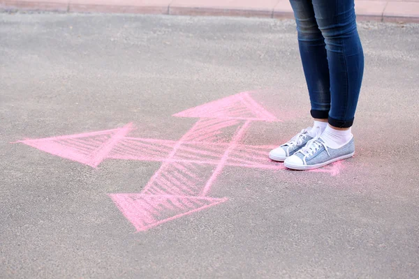 Female feet and drawing arrows — Stock Photo, Image