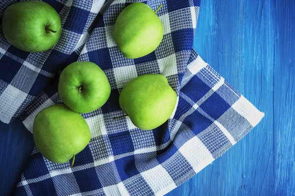 Green apples on squared fabric, closeup — Stock Photo, Image