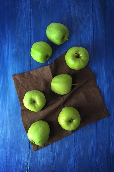 Zöld alma a fából készült asztal, szalvéta, felülnézet — Stock Fotó