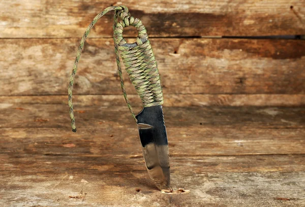 Hunting knife on wooden background — Stock Photo, Image