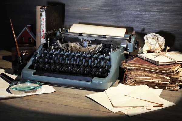 Ретро пишущая машинка на деревянном фоне — стоковое фото