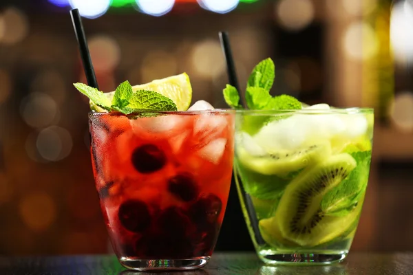 Glasses of cocktails in bar on bright blurred background — Stock Photo, Image