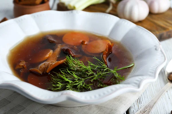 Pilzsuppe auf Holztisch, Nahaufnahme — Stockfoto