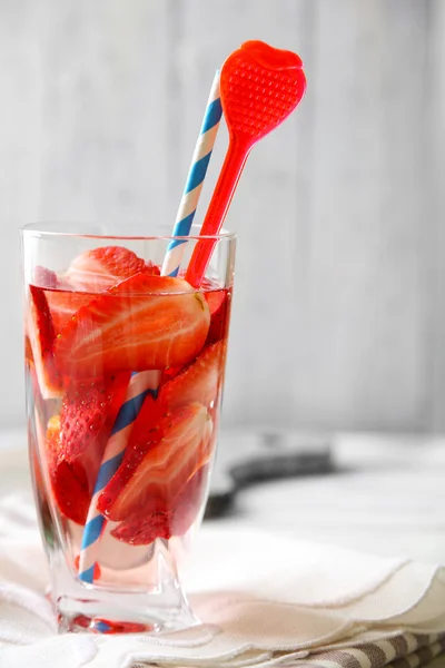 Cóctel con fresas frescas sobre fondo de madera —  Fotos de Stock