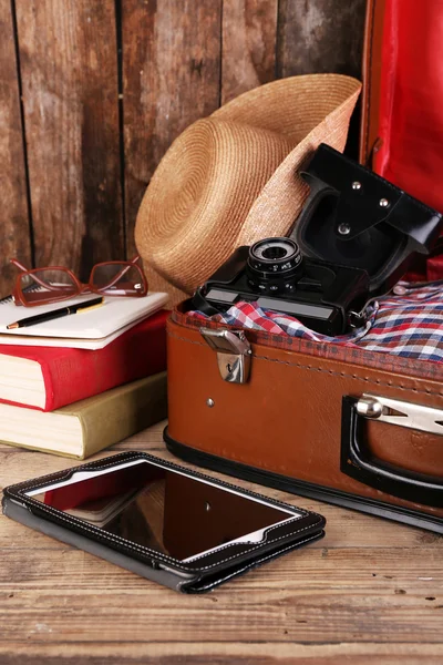 Packing suitcase for trip — Stock Photo, Image