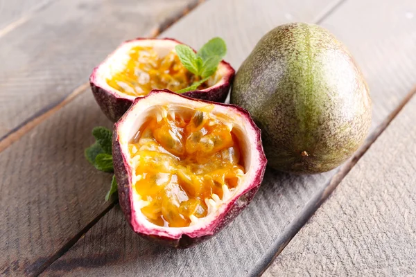 Frutti della passione su fondo di legno — Foto Stock