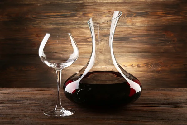Carafe en verre de vin sur fond en bois — Photo