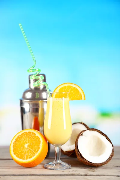 Yaz parlak arka plan bulanık üzerinde ahşap masa üzerinde kokteyl bardak — Stok fotoğraf