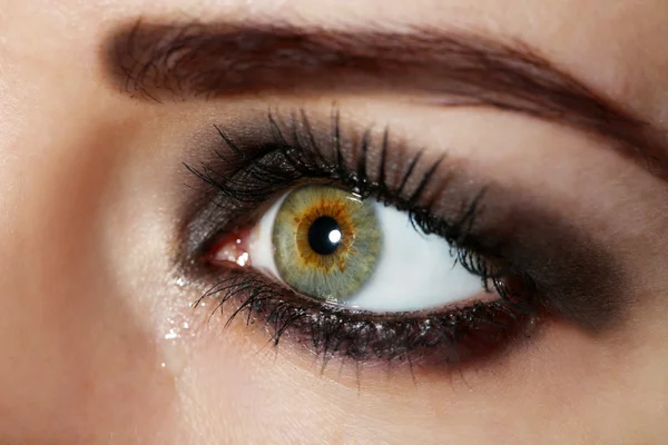 Auge der jungen Frau mit Tränentropfen aus nächster Nähe — Stockfoto