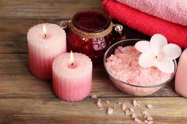 Spa natürmort mum ışığı ve deniz ile tuz