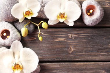 Spa taşları ve orkide çiçeği