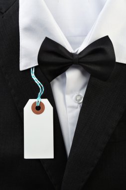 Fiyat etiketi beyaz gömlek ve siyah ceket