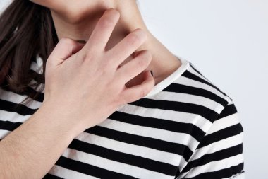 Kadın kaşıntı vardır