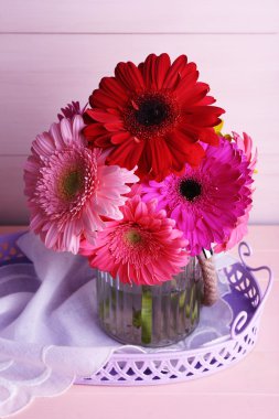 ahşap zemin üzerine vazo içinde güzel parlak gerbera