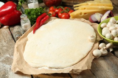 Pizza malzemelerini masaya yakın koyun.