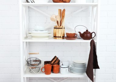 Mutfak yemekleri ile raf